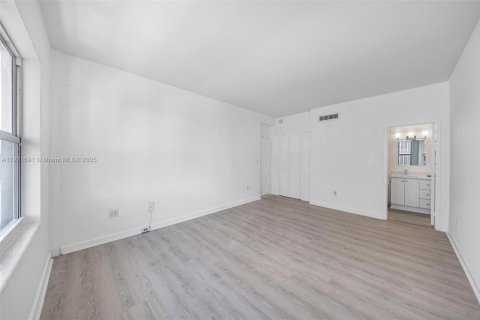 Copropriété à vendre à Bay Harbor Islands, Floride: 2 chambres, 164.44 m2 № 1975350 - photo 25