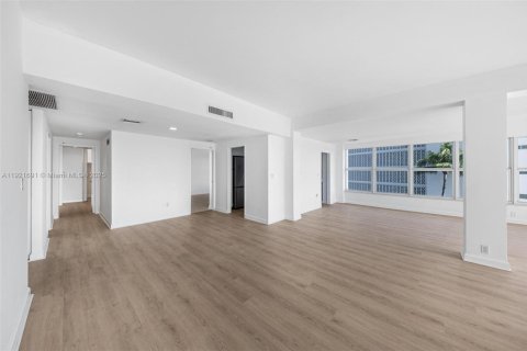 Copropriété à vendre à Bay Harbor Islands, Floride: 2 chambres, 164.44 m2 № 1975350 - photo 15