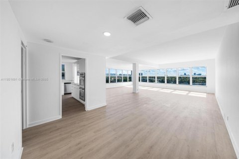 Copropriété à vendre à Bay Harbor Islands, Floride: 2 chambres, 164.44 m2 № 1975350 - photo 12