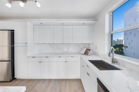 Copropriété à vendre à Bay Harbor Islands, Floride: 2 chambres, 164.44 m2 № 1975350 - photo 22