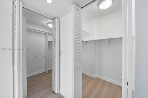 Copropriété à vendre à Bay Harbor Islands, Floride: 2 chambres, 164.44 m2 № 1975350 - photo 30