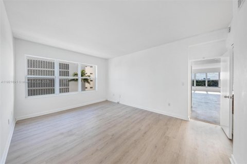 Copropriété à vendre à Bay Harbor Islands, Floride: 2 chambres, 164.44 m2 № 1975350 - photo 24