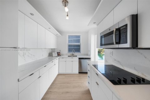 Copropriété à vendre à Bay Harbor Islands, Floride: 2 chambres, 164.44 m2 № 1975350 - photo 17