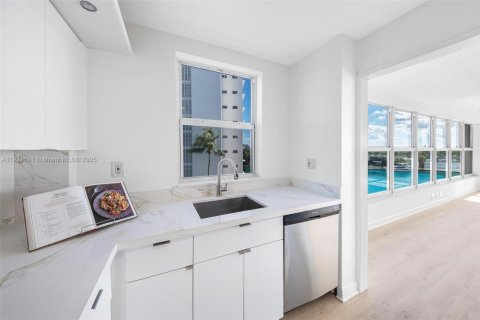 Copropriété à vendre à Bay Harbor Islands, Floride: 2 chambres, 164.44 m2 № 1975350 - photo 19