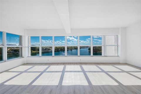 Copropriété à vendre à Bay Harbor Islands, Floride: 2 chambres, 164.44 m2 № 1975350 - photo 4