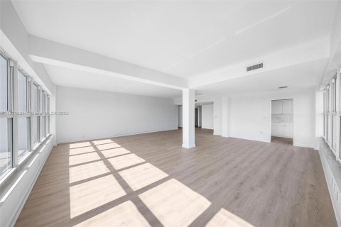 Copropriété à vendre à Bay Harbor Islands, Floride: 2 chambres, 164.44 m2 № 1975350 - photo 11