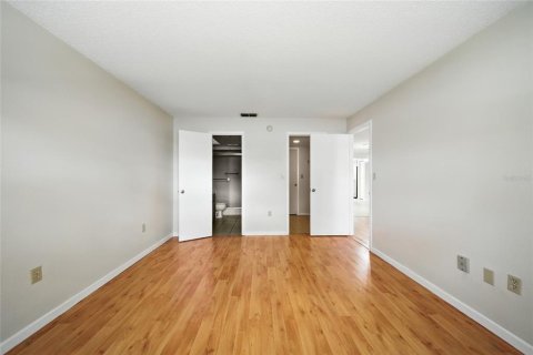 Condo in Seminole, Florida, 2 bedrooms  № 1873428 - photo 11