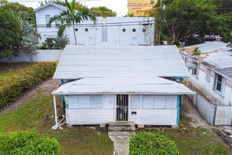 Купить виллу или дом в Корал-Гейблс, Флорида 2 спальни, 70.23м2, № 1963999 - фото 1