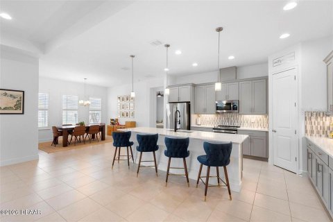House in Port Orange, Florida 4 bedrooms, 229.28 sq.m. № 2093180 - photo 6