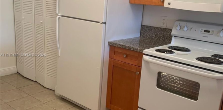 Condominio en Miami, Florida, 2 dormitorios  № 1990051