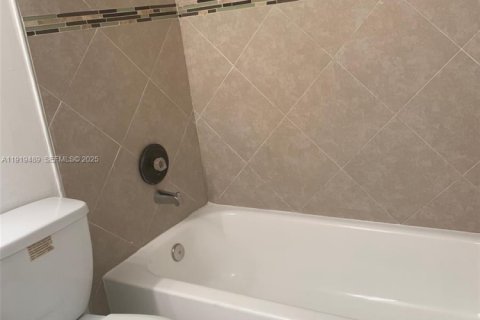 Condominio en alquiler en Miami, Florida, 2 dormitorios, 88.81 m2 № 1990051 - foto 5