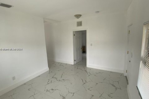 Commercial property in Miami, Florida № 1867649 - photo 16