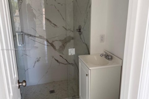 Commercial property in Miami, Florida № 1867649 - photo 5