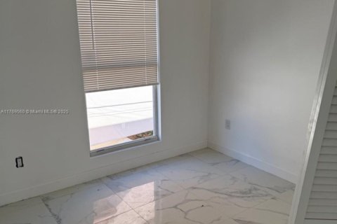 Commercial property in Miami, Florida № 1867649 - photo 2