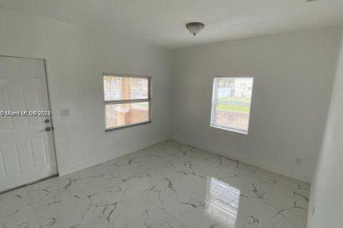 Commercial property in Miami, Florida № 1867649 - photo 11