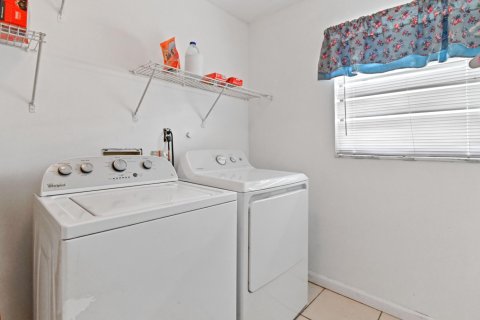 House in Lake Worth, Florida 3 bedrooms, 137.87 sq.m. № 1178504 - photo 1