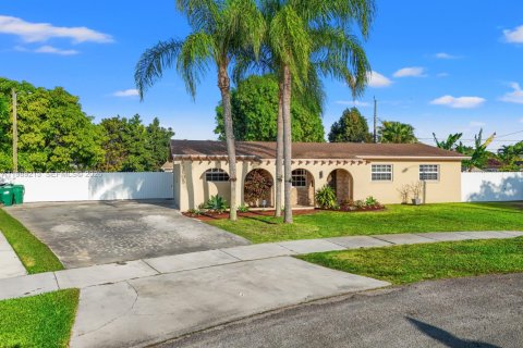 House in Miami, Florida 3 bedrooms, 168.15 sq.m. № 2051472 - photo 3