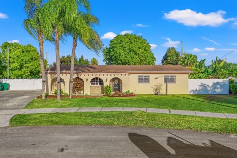 House in Miami, Florida 3 bedrooms, 168.15 sq.m. № 2051472