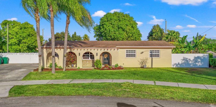 House in Miami, Florida 3 bedrooms, 168.15 sq.m. № 2051472