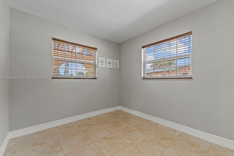 House in Miami, Florida 3 bedrooms, 168.15 sq.m. № 2051472 - photo 23