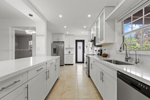 House in Miami, Florida 3 bedrooms, 168.15 sq.m. № 2051472 - photo 12