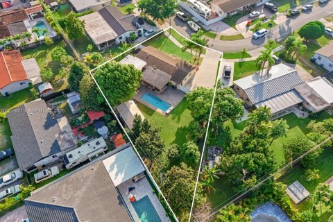 House in Miami, Florida 3 bedrooms, 168.15 sq.m. № 2051472 - photo 5