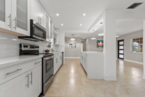 House in Miami, Florida 3 bedrooms, 168.15 sq.m. № 2051472 - photo 14