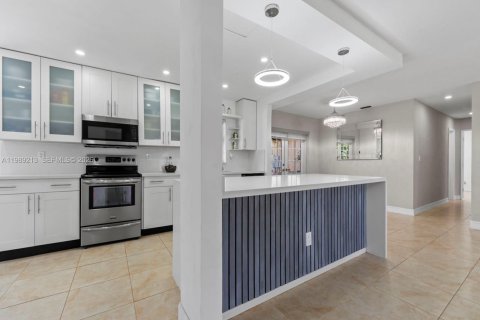 House in Miami, Florida 3 bedrooms, 168.15 sq.m. № 2051472 - photo 10