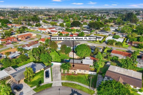 House in Miami, Florida 3 bedrooms, 168.15 sq.m. № 2051472 - photo 7