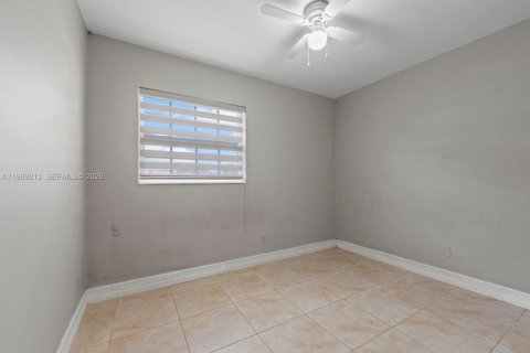 House in Miami, Florida 3 bedrooms, 168.15 sq.m. № 2051472 - photo 25