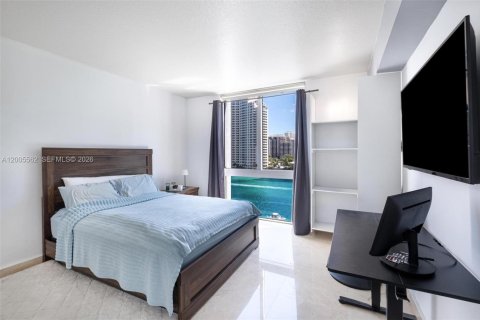 Apartment in Miami, Florida 3 bedrooms, 166.48 sq.m. № 2069582 - photo 20