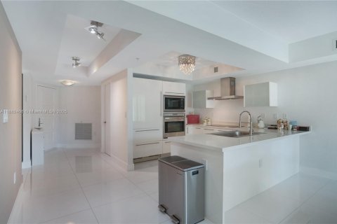 Condominio en venta en Sunny Isles Beach, Florida, 3 dormitorios, 153.1 m2 № 1930107 - foto 4