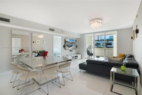 Condominio en Sunny Isles Beach, Florida, 3 dormitorios  № 1930107