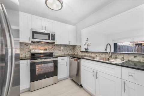 Copropriété à louer à Miami, Floride: 2 chambres, 118.91 m2 № 1933379 - photo 4