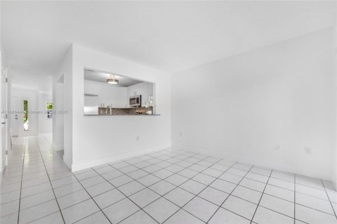 Copropriété à louer à Miami, Floride: 2 chambres, 118.91 m2 № 1933379 - photo 5