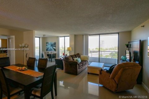 Condo in Aventura, Florida, 2 bedrooms № 1961544 - photo 2