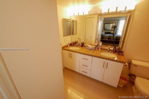Condo in Aventura, Florida, 2 bedrooms № 1961544 - photo 12
