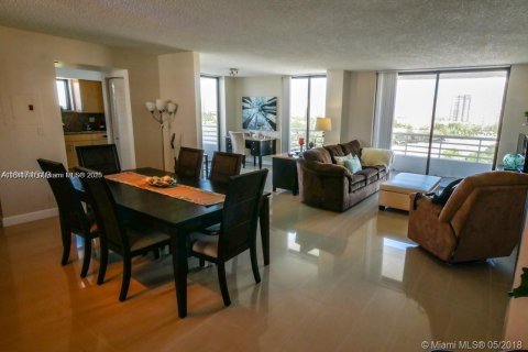 Condo in Aventura, Florida, 2 bedrooms № 1961544 - photo 9