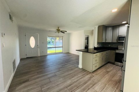 House in Orlando, Florida 3 bedrooms, 127.09 sq.m. № 2403607 - photo 2