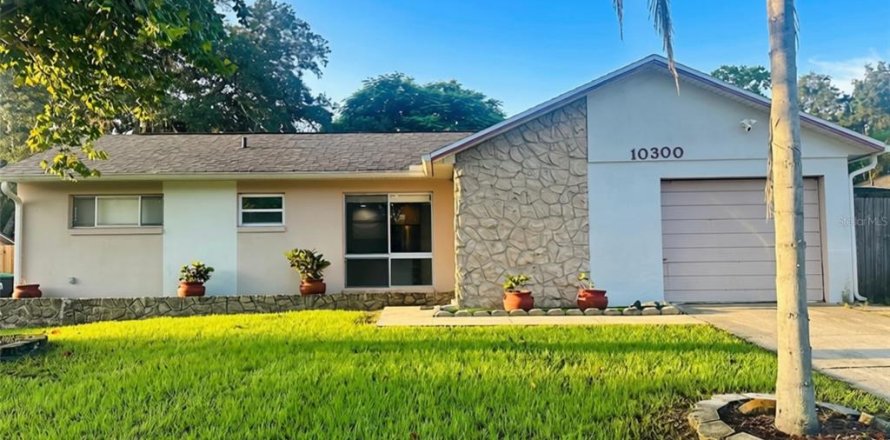 House in Orlando, Florida 3 bedrooms, 127.09 sq.m. № 2403607