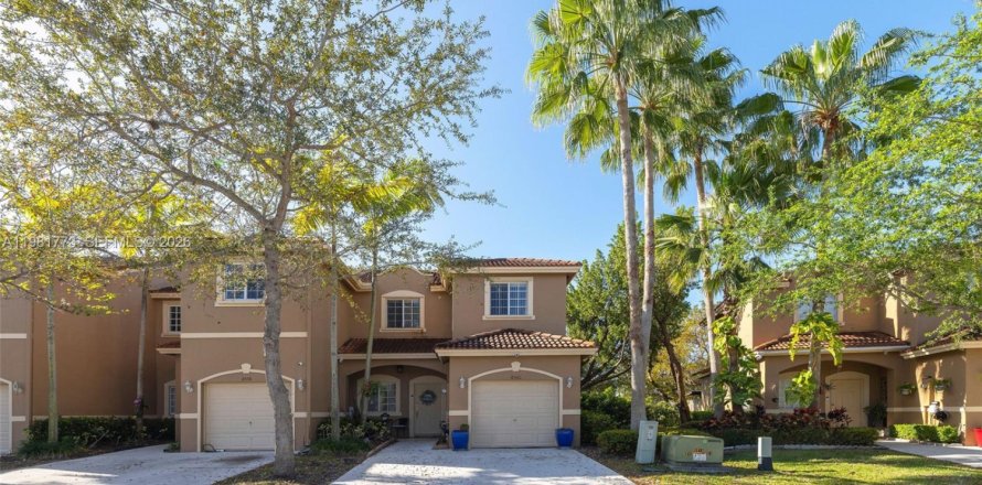 Townhouse in Cutler Bay, Florida 3 bedrooms, 139.73 sq.m. № 2042990