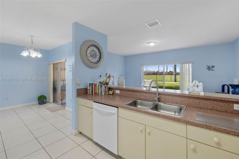 Townhouse in Cutler Bay, Florida 3 bedrooms, 139.73 sq.m. № 2042990 - photo 10