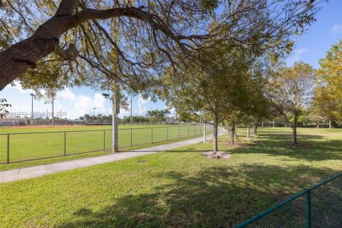 Townhouse in Cutler Bay, Florida 3 bedrooms, 139.73 sq.m. № 2042990 - photo 16