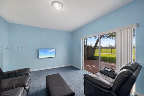 Townhouse in Cutler Bay, Florida 3 bedrooms, 139.73 sq.m. № 2042990 - photo 12