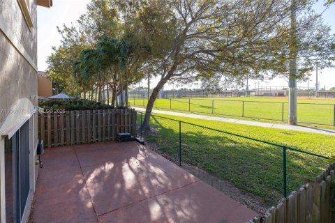 Townhouse in Cutler Bay, Florida 3 bedrooms, 139.73 sq.m. № 2042990 - photo 14