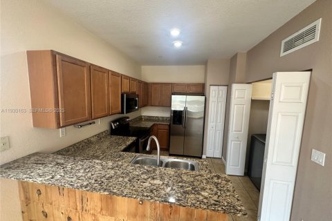 Снять в аренду кондоминиум в Дорал, Флорида 2 спальни, 104.33м2, № 1988941 - фото 4