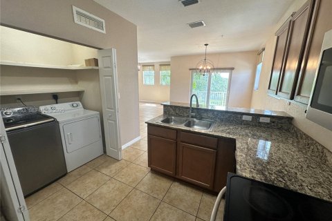 Снять в аренду кондоминиум в Дорал, Флорида 2 спальни, 104.33м2, № 1988941 - фото 5