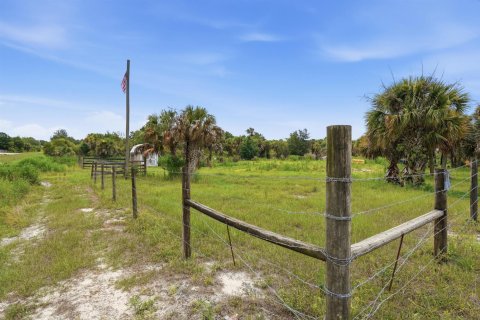 Commercial property in Okeechobee, Florida № 2181223