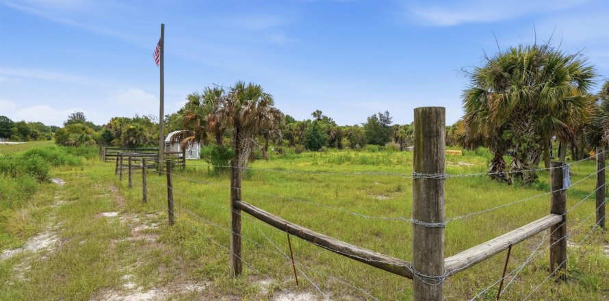 Commercial property in Okeechobee, Florida № 2181223