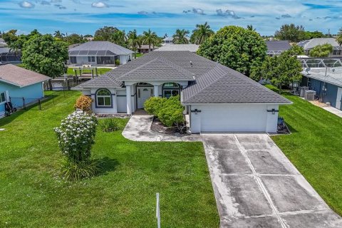 Casa en venta en Cape Coral, Florida, 3 dormitorios, 205.31 m2 № 1907613 - foto 1